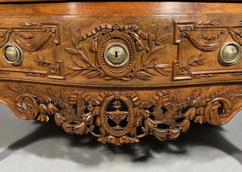 Commode provençale en noyer, Pierre Pillot à Nîmes vers 1770 - Mobilier Style Transition