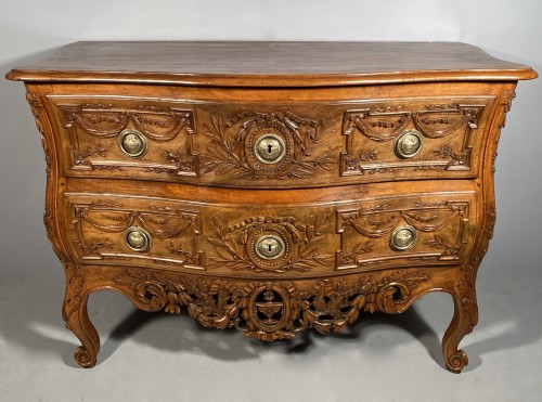 18th century - Provencal chest of drawers in walnut, Pierre Pillot in Nîmes around 1770