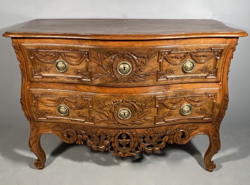 XVIIIe siècle - Commode provençale en noyer, Pierre Pillot à Nîmes vers 1770
