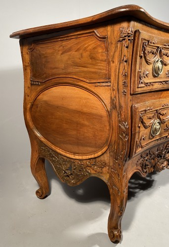 Transition - Provencal chest of drawers in walnut, Pierre Pillot in Nîmes around 1770