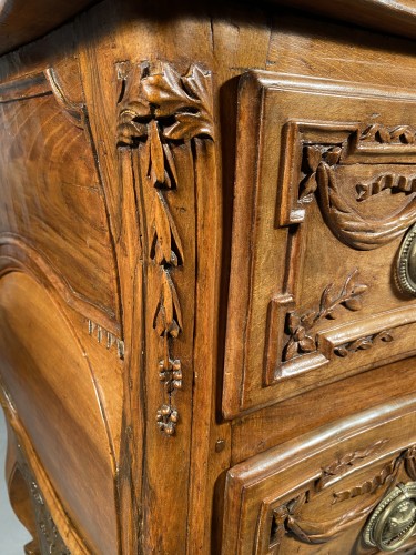 Antiquités - Commode provençale en noyer, Pierre Pillot à Nîmes vers 1770