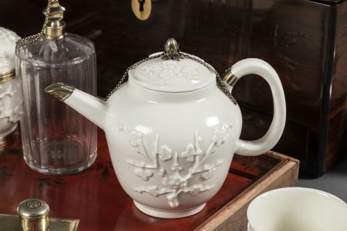 XVIIIe siècle - Nécessaire à thé et chocolat en porcelaine et vermeil, Paris vers 1725-1735