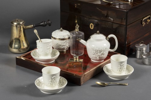 Antiquités - Porcelain tea and chocolate set, Paris circa 1725