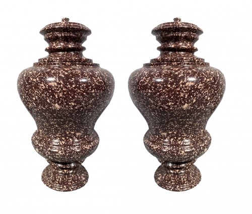 Paire de vases couverts en porphyre