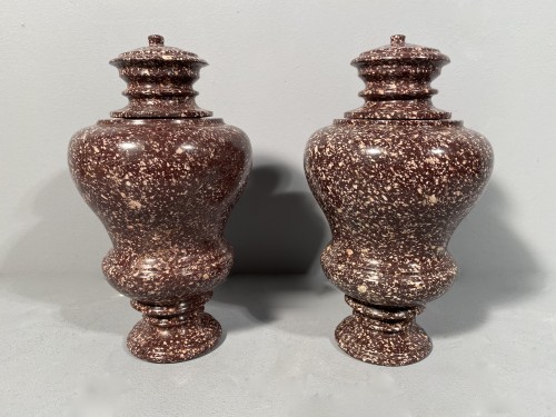 Antiquités - Paire de vases couverts en porphyre de style Louis XIV