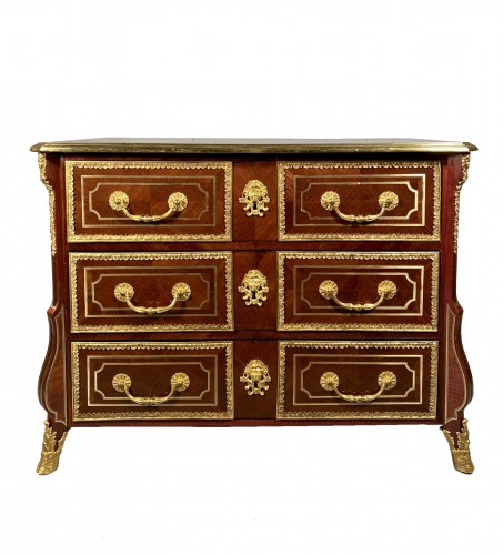 Mazarine chest of drawers in amaranth, Paris, ep Louis XIV around 1715