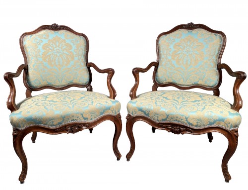 Paire de fauteuils en noyer à dossier plats, Pierre Nogaret à Lyon vers 1750