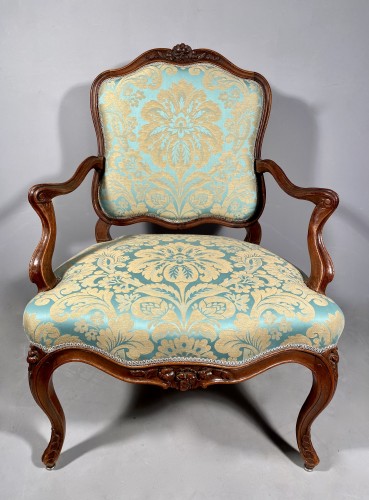 Pair of walnut armchairs with flat backs, Pierre Nogaret in Lyon around 175 - Seating Style Louis XV
