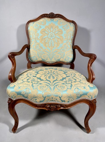 Paire de fauteuils en noyer à dossier plats, Pierre Nogaret à Lyon vers 1750 - Sièges Style Louis XV