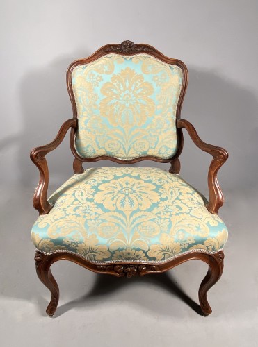 Sièges Fauteuil & Bergère - Paire de fauteuils en noyer à dossier plats, Pierre Nogaret à Lyon vers 1750