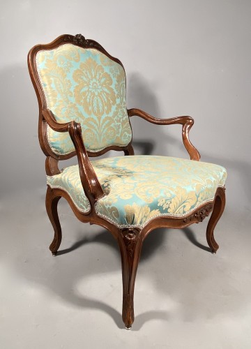 Pair of walnut armchairs with flat backs, Pierre Nogaret in Lyon around 175 - 