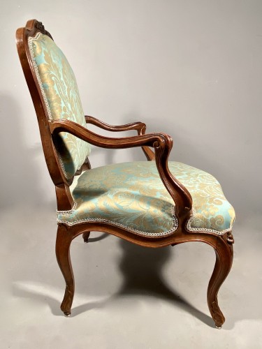 XVIIIe siècle - Paire de fauteuils en noyer à dossier plats, Pierre Nogaret à Lyon vers 1750