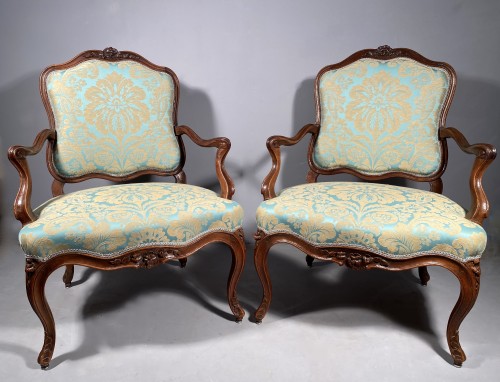 Pair of walnut armchairs with flat backs, Pierre Nogaret in Lyon around 175 - Louis XV