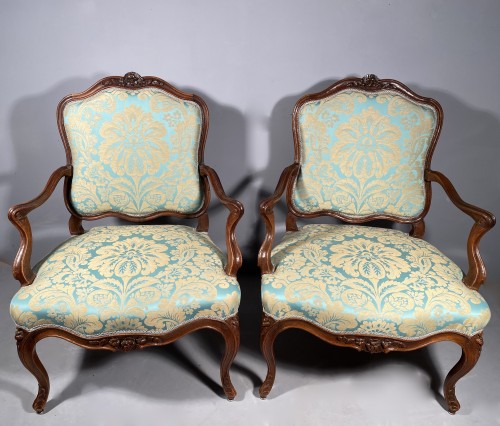 Louis XV - Pair of walnut armchairs with flat backs, Pierre Nogaret in Lyon around 175
