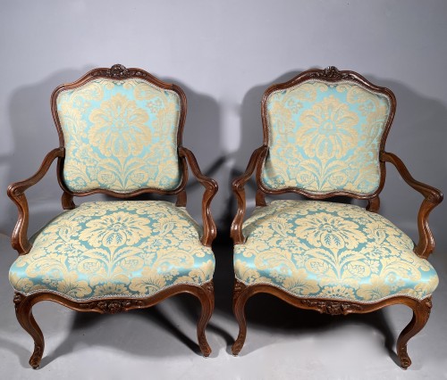 Louis XV - Paire de fauteuils en noyer à dossier plats, Pierre Nogaret à Lyon vers 1750