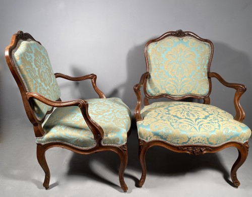 Antiquités - Paire de fauteuils en noyer à dossier plats, Pierre Nogaret à Lyon vers 1750