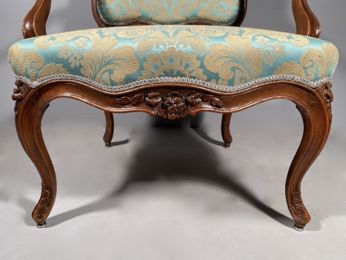 Antiquités - Paire de fauteuils en noyer à dossier plats, Pierre Nogaret à Lyon vers 1750