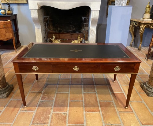 Bureau plat en acajou, Paris époque Louis XVI vers 1790 - Mobilier Style Louis XVI