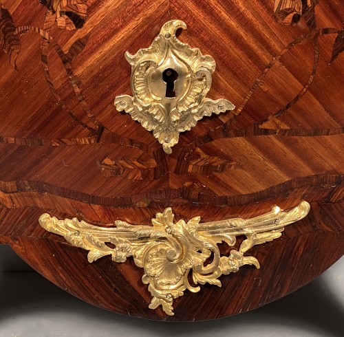 Louis XV - Commode en marqueterie, estampillée Migeon, Paris vers 1750