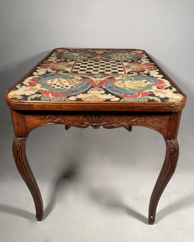 XVIIIe siècle - Table à jeux en noyer et tapisserie de St Cyr vers 1750