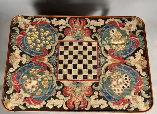 Table à jeux en noyer et tapisserie de St Cyr vers 1750 - Louis XV