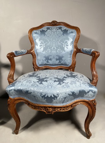 Ensemble de sièges en noyer, Nogaret à Lyon, époque Louis XV vers 1750 - Sièges Style Louis XV