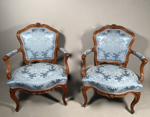 18th century - Set of walnut seats, Nogaret in Lyon, circa 1750.