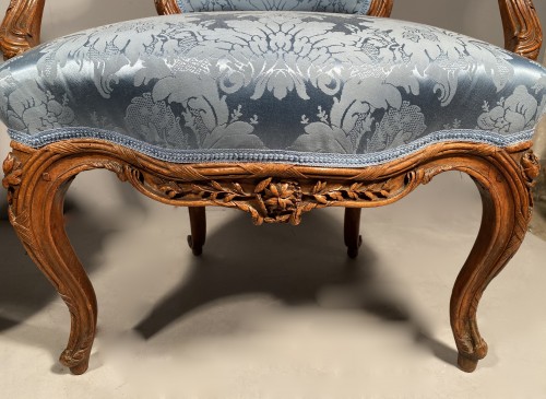 Louis XV - Set of walnut seats, Nogaret in Lyon, circa 1750.