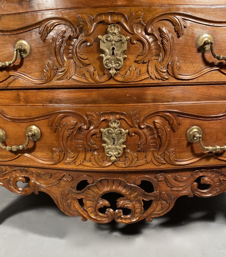 Mobilier Commode - Commode en noyer massif, Nîmes époque Louis XV