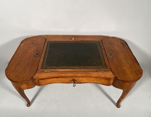 Table d’accouchée en noyer, attribuable à JF Hache vers 1765 - Mobilier Style Louis XV