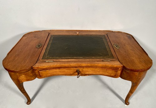 Mobilier Table & Guéridon - Table d’accouchée en noyer, attribuable à JF Hache vers 1765