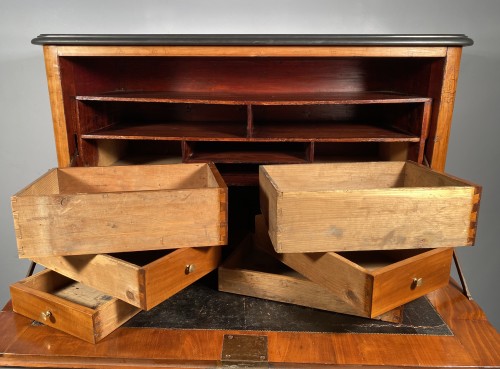 Secrétaire in walnut wood, Jean François Hache in Grenoble around 1775 - 