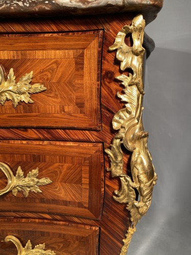 Commode en bois de violette d’époque Louis XV par Jacques Dubois - Mobilier Style Louis XV