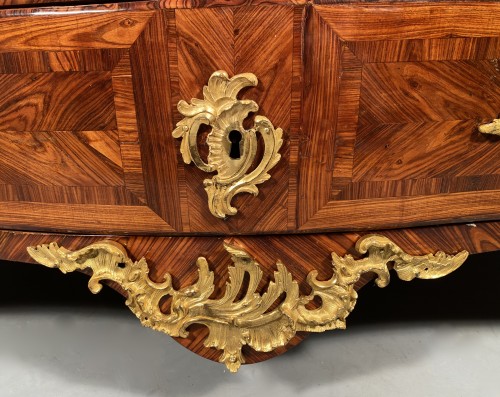 Commode en bois de violette d’époque Louis XV par Jacques Dubois - Louis XV