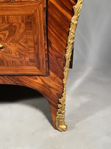 Antiquités - Commode en bois de violette d’époque Louis XV par Jacques Dubois