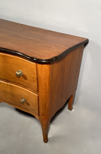 Louis XV - 18th commode in walnut, Jean François Hache  circa 1770