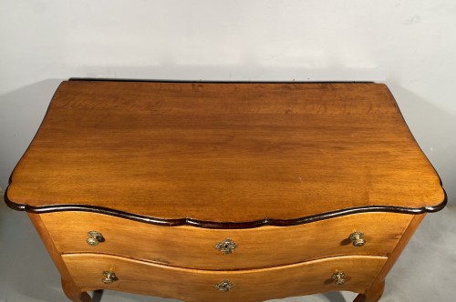 Antiquités - 18th commode in walnut, Jean François Hache  circa 1770
