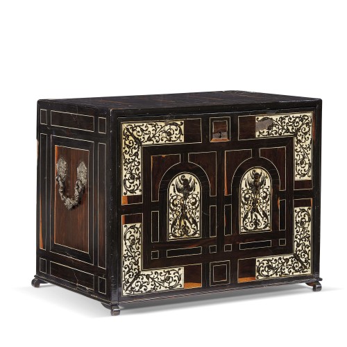 Cabinet de voyage en ébène et filets d'ivoire gravé, Milan vers 1620 - Mobilier Style Louis XIII