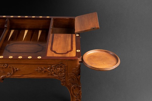 Antiquités - Table à jeu en noyer, Lyon, époque Régence