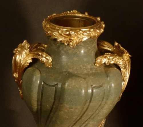 XIXe siècle - Paire de grands vases en serpentine XIXe