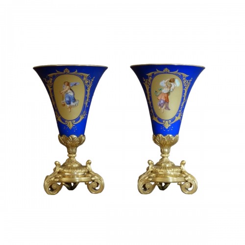 Paire de vases cornets en porcelaine de Paris, 1830