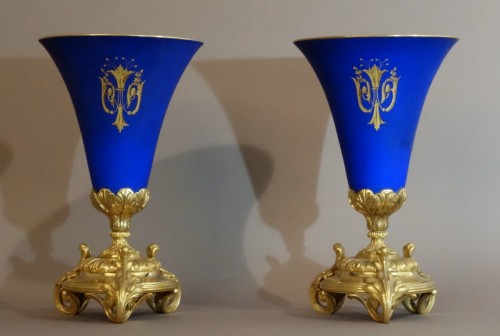 Paire de vases cornets en porcelaine de Paris, 1830 - Objet de décoration Style Restauration - Charles X
