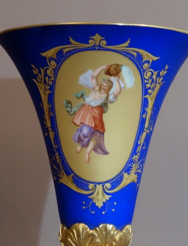 Paire de vases cornets en porcelaine de Paris, 1830 - Antiquités Garnier