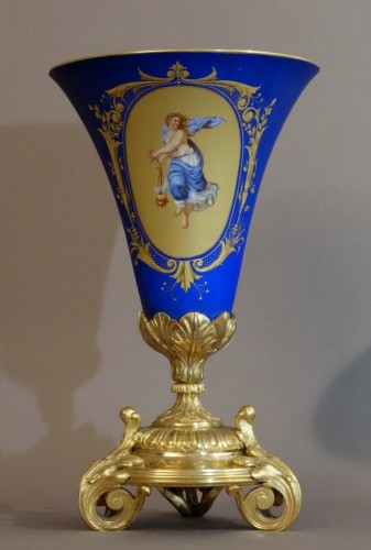 XIXe siècle - Paire de vases cornets en porcelaine de Paris, 1830