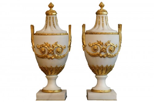 Paire d'importants pots couverts  vers 1830