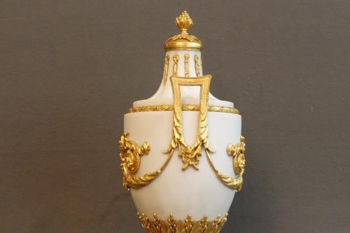 Louis-Philippe - Paire d'importants pots couverts  vers 1830