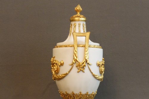 Antiquités - Paire d'importants pots couverts  vers 1830