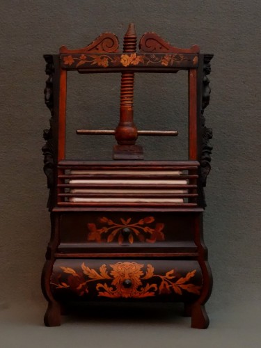 Miniature Flemish linen press circa 1650 - Curiosities Style Louis XIII