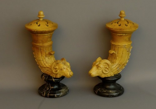 Pair of rare potpourris in rhytons circa 1760 - Decorative Objects Style 