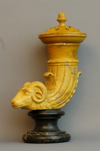 Objet de décoration Cassolettes, coupe et vase - Paire de rares pots pourris en rhytons vers 1760